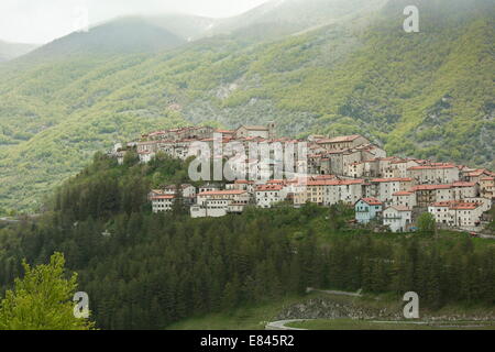 Italienischen Hügel Stadt von Opi, Nationalpark Abruzzen Apennin, Italien. Stockfoto