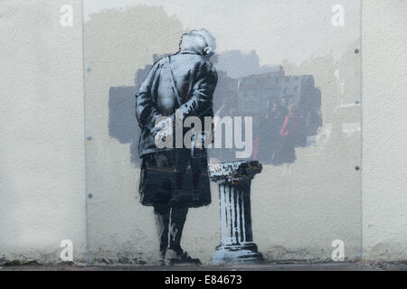 Folkestone, Großbritannien. 30. September 2014.  Über Nacht erschien ein neues Banksy Kunstwerk Zahler Park, Folkestone.  Riesige Menschenmassen und Presse- und TV-Kameras wurden gezeichnet, um die neueste Kreation von Künstlern zu bewundern. Die Echtheit des Kunstwerks wurde vorher und nachher Bilder im Anschluss an die Künstler eigene Website überprüft. Bildnachweis: Stephen Französisch/Alamy Live-Nachrichten Stockfoto