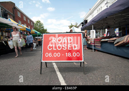 geschlossen Schild in der Mitte der Hauptstraße in Christchurch, Dorset, England während Markttag Stockfoto