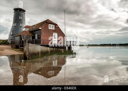 altes Gebäude mit Turm, umgebauten Windmühle am Rand Wassers im Langstone, Hampshire, UK Stockfoto