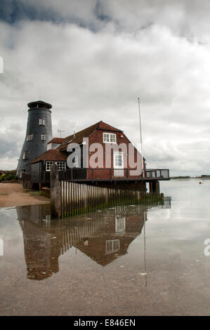 altes Gebäude mit Turm, umgebauten Windmühle am Rand Wassers im Langstone, Hampshire, UK Stockfoto