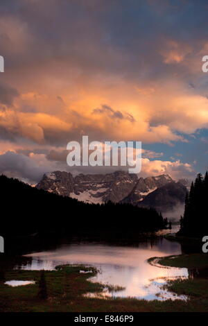 Lago di Misurina / Misurina See, mit marginalen Fen, Blick in Richtung der Sorapis Gruppe, Abendlicht; Dolomiten, Italien Stockfoto