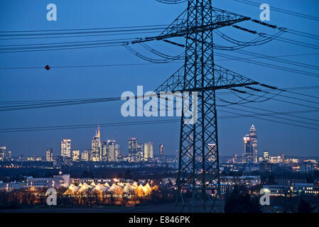 Skyline von Frankfurt mit Strommast einer Freileitung im Vordergrund. Stockfoto