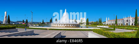 Imperio Garten in der Nähe von Hieronymus-Kloster (rechts), Centro Cultural de Belém (zurück) und Padrão Dos Descobrimentos. Lissabon, Portugal Stockfoto