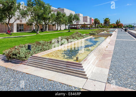 Jardim Das Oliveiras (Olivenbäume Garten) im CCB - Centro Cultural de Belém (Kulturzentrum Belem). Museum und Kulturzentrum Stockfoto