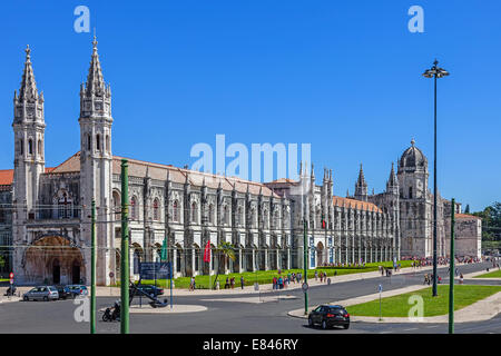 Hieronymus-Kloster mit dem maritime Museum-Eingang auf der linken Seite und das archäologische Museum in der Mitte. Lissabon, Portugal Stockfoto