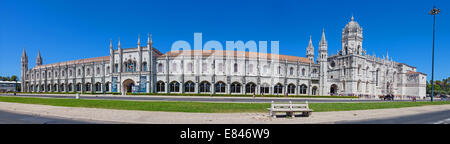 Hieronymus-Kloster mit dem maritime Museum-Eingang auf der linken Seite und das archäologische Museum in der Mitte. Lissabon, Portugal Stockfoto