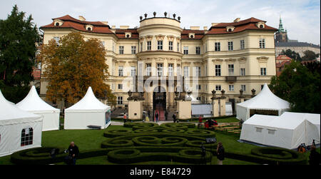 Prag, Tschechische Republik. 30. September 2014. Blick auf die deutsche Botschaft in Prag, Tschechische Republik, 30. September 2014. Die Ausreise aus dem Land der DDR Botschaftsflüchtlinge vor 25 Jahren wird mit einem Festakt begangen. Dann kündigte der deutsche Außenminister Genscher am 30. September 1989, dass die Flüchtlinge Ausreisevisa dürfen. © Dpa picture-Alliance/Alamy Live News Stockfoto