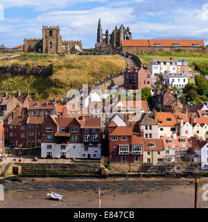 Whitby Hafen mit Hütten auf der Ostseite der Stadt und Menschen die 199 Treppenstufen an Str. Marys Kirche Stockfoto