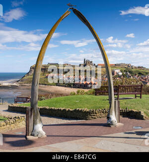 Whitby Abtei gesehen durch die Walknochen am West Cliff Stockfoto