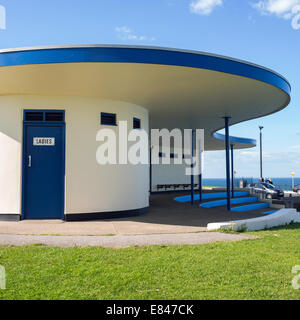 Architektur Art-Deco-Niere geformten Sanitärgebäude und Planschbecken bei Whitby England UK Stockfoto