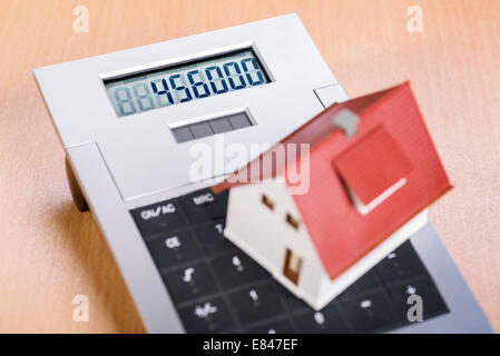 Haus steht auf der Tastatur eines Taschenrechners. Stockfoto