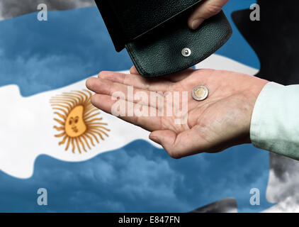 Hand mit Geldbörse und argentinischer Peso vor der Flagge als Symbol für die Bedrohung der Staatsbankrott des Landes. Stockfoto