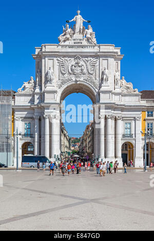 Der ikonischen Rua Augusta-Triumphbogen vom Praça tun Comercio oder Terreiro Paco Platz in Lissabon Baixa-Viertel. Portugal. Stockfoto