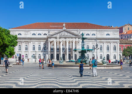 Lissabon, Portugal. Dona Maria II Theater, einer der Brunnen und die typischen Kopfsteinpflaster im Dom Pedro IV aka Rossio. Lissabon Stockfoto