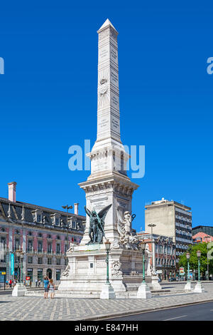 Denkmal auf dem Restauradores Platz und Foz Palast auf der linken Seite. Liberdade Avenue im Hintergrund. Stockfoto