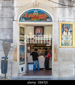 Eine Ginjinha gewidmet die älteste bekannteste Einrichtung in Lissabon Ginjinha, ein Sour Cherry Brandy typisch für die Stadt zu verkaufen Stockfoto