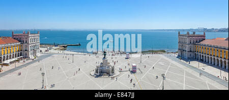 Luftbild der Praça Do Comercio aka Terreiro Paco, mit der König Dom Jose Statue, Cais Das Colunas und Tejo Flussmündung Stockfoto