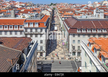 Luftaufnahme der Rua Augusta Street in der Baixa-Viertel von Lissabon. Die kosmopolitischste Stadt-Straße ist immer voller Menschen. Fußgängerzone Wahrzeichen Stockfoto