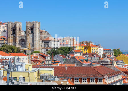 Die Kathedrale von Lissabon oder Se de Lisboa (Kirche Santa Maria Maior) und die Dächer des Stadtteils Alfama. Stockfoto