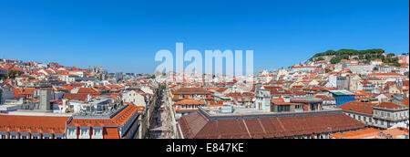 Panorama des Baixa Viertel von Lissabon mit Blick auf die Alfama, Bairro Alto, Rua Augusta und Sao Jorge Castle Stockfoto