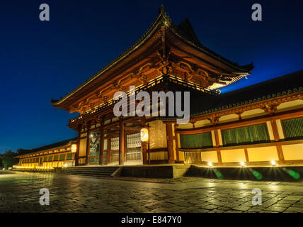 Das Chumon oder Haupttor des Todaiji-Tempels in Nara, Japan, leuchtete in der Nacht im Juli 2014 auf Stockfoto