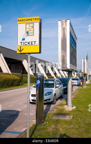 Trieste Flughafen Parkplatz Ticket Maschine Beschilderung Italien Stockfoto