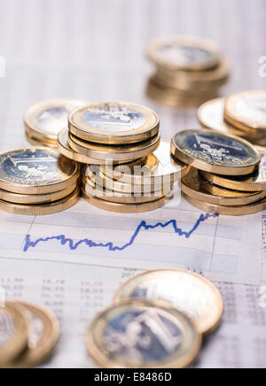 Euro-Münzen und das Diagramm als ein Symbol für steigende Kurse. Stockfoto