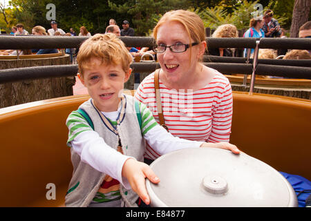 Spinnende Spinne einen drehenden Teetassen Stil fahren, Legoland Windsor, London, England, Vereinigtes Königreich. Stockfoto