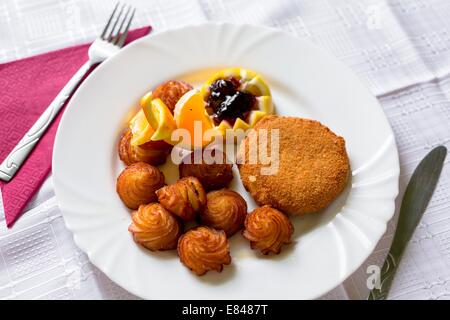 Essen auf weißes Tischtuch Stockfoto