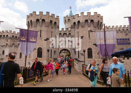Die Burg mit Drachen-Achterbahn fahren, Legoland Windsor, London, England, Vereinigtes Königreich. Stockfoto