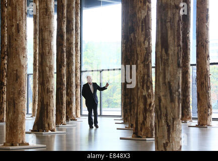 Berlin, Deutschland. 30. September 2014. Britische Architekt David Chipperfield Spaziergänge zwischen Baumstämmen auf dem Display im Erdgeschoss der neuen Nationalgalerie in Berlin, Deutschland, 30. September 2014. Die Installation von berühmten britischen Architekten Dacid Chipperfield besteht aus 144 Baumstämme und ist ein Prolog für die Renovierung der Galerie von Chipperfield für 2015 geplant. Bildnachweis: Dpa picture Alliance/Alamy Live News Stockfoto