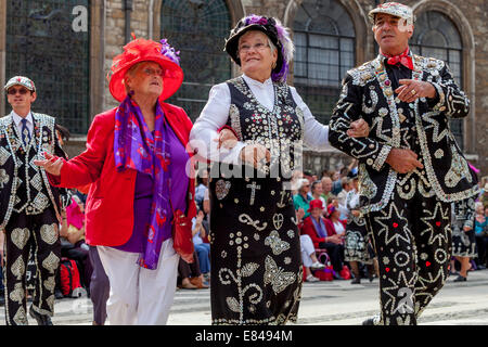 Die London Pearly Kings & Königinnen Gesellschaft costermonger Erntedankfest Parade, London, England Stockfoto