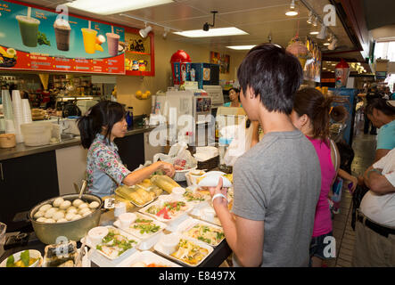 Vietnamese-American Vietnamese-American, Frau, Vietnamesischen Restaurant, Food Court, Asian Garden Mall, Westminster, Orange County, Kalifornien Stockfoto