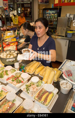 Vietnamese-American Vietnamese-American, Frau, Vietnamesischen Restaurant, Food Court, Asian Garden Mall, Westminster, Orange County, Kalifornien Stockfoto