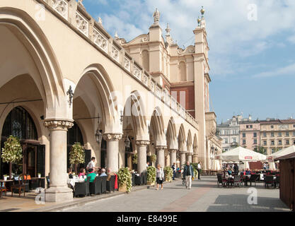 Renaissance-Tuchhallen (Sukiennice) im Hauptmarkt (Rynek Glowny), Krakau, Polen Stockfoto