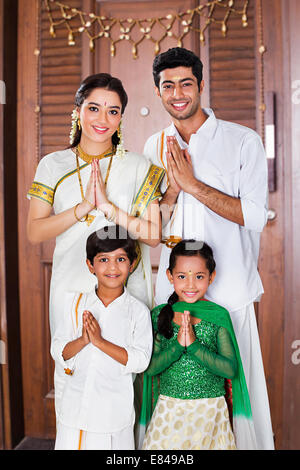 South Indian Familie Eingangsbereich willkommen Stockfoto