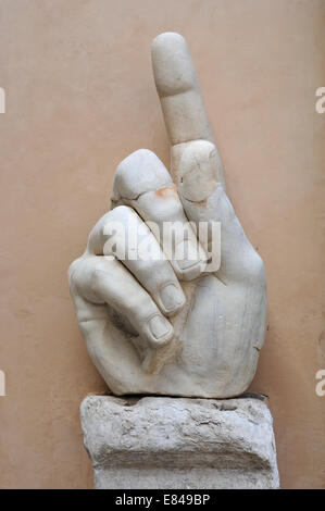 Kapitolinischen Museen Musei Capitolini Rom Italien Hand Fragment der Statue des Roman Emperor Constantine Stockfoto