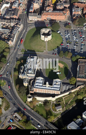 Luftaufnahme des York Castle Museum und Clifford es Tower, York, England, UK Stockfoto