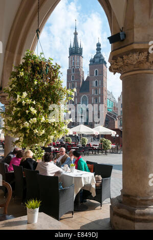 Café mit Blick auf St. Mary Basilika, Tuchhallen (Sukiennice), Main Market Square, Krakau, Polen Stockfoto