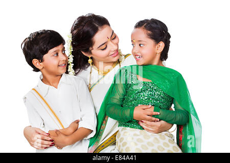 South Indian Familie Kind Betreuung sitzen Stockfoto