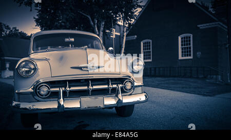 Sunrise leuchtet auf einem alten Chevy Auto aus den 1950er Jahren. Stockfoto