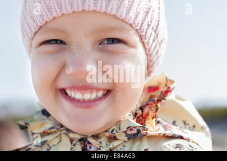 Kind Mädchen lustiges Gesicht Lächeln Nahaufnahme im freien Stockfoto