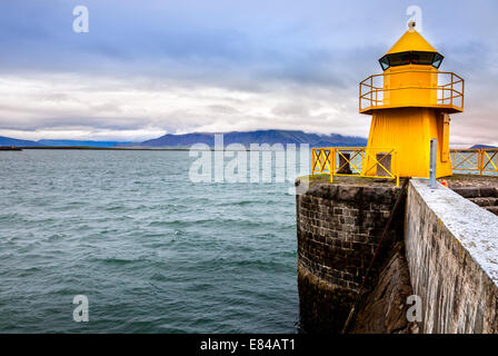 Leuchtturm am Eingang zum Hafen von Reykjavik in Island Stockfoto