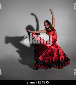 Junge Frau tanzt Flamenco, Studio gedreht, grauen Hintergrund Stockfoto