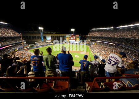 Zuschauer bei einem Baseballspiel im Mets-Stadion in New York City Stockfoto