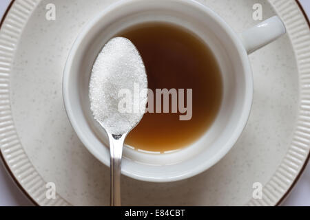 Nicht-Zucker Süßstoff Polyole oder natürliche Kristallzucker Saccharose Zucker Süßstoff für eine Tasse Tee oder Kaffee trinken Stockfoto