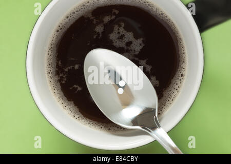 Nicht-Zucker Süßstoff Polyole oder natürliche Kristallzucker Saccharose Zucker Süßstoff für eine Tasse Tee oder Kaffee trinken Stockfoto