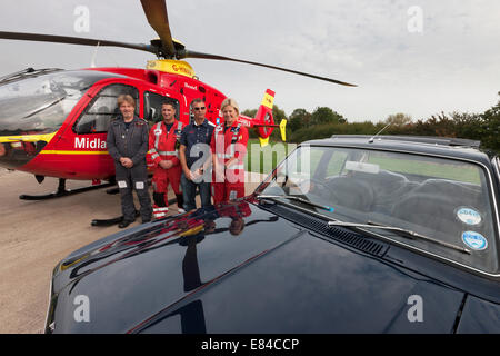 Strensham, Worcestershire, UK. 29. September 2014. 1600 29/9/14 Rob Sargeant Besitzer einer 1969 Savage V6 Cortina Mk11 nimmt seinen Oldtimer zu den Midlands Air Ambulance Station bei Strensham, Worcestershire. Rob und sein Auto teilnehmen im Dezember Fundraiser in Cheltenham für die Nächstenliebe Credit: David Broadbent/Alamy Live News Stockfoto