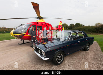 Strensham, Worcestershire, UK. 29. September 2014. 1600 29/9/14 Rob Sargeant Besitzer einer 1969 Savage V6 Cortina Mk11 nimmt seinen Oldtimer zu den Midlands Air Ambulance Station bei Strensham, Worcestershire. Rob und sein Auto teilnehmen im Dezember Fundraiser in Cheltenham für die Nächstenliebe Credit: David Broadbent/Alamy Live News Stockfoto